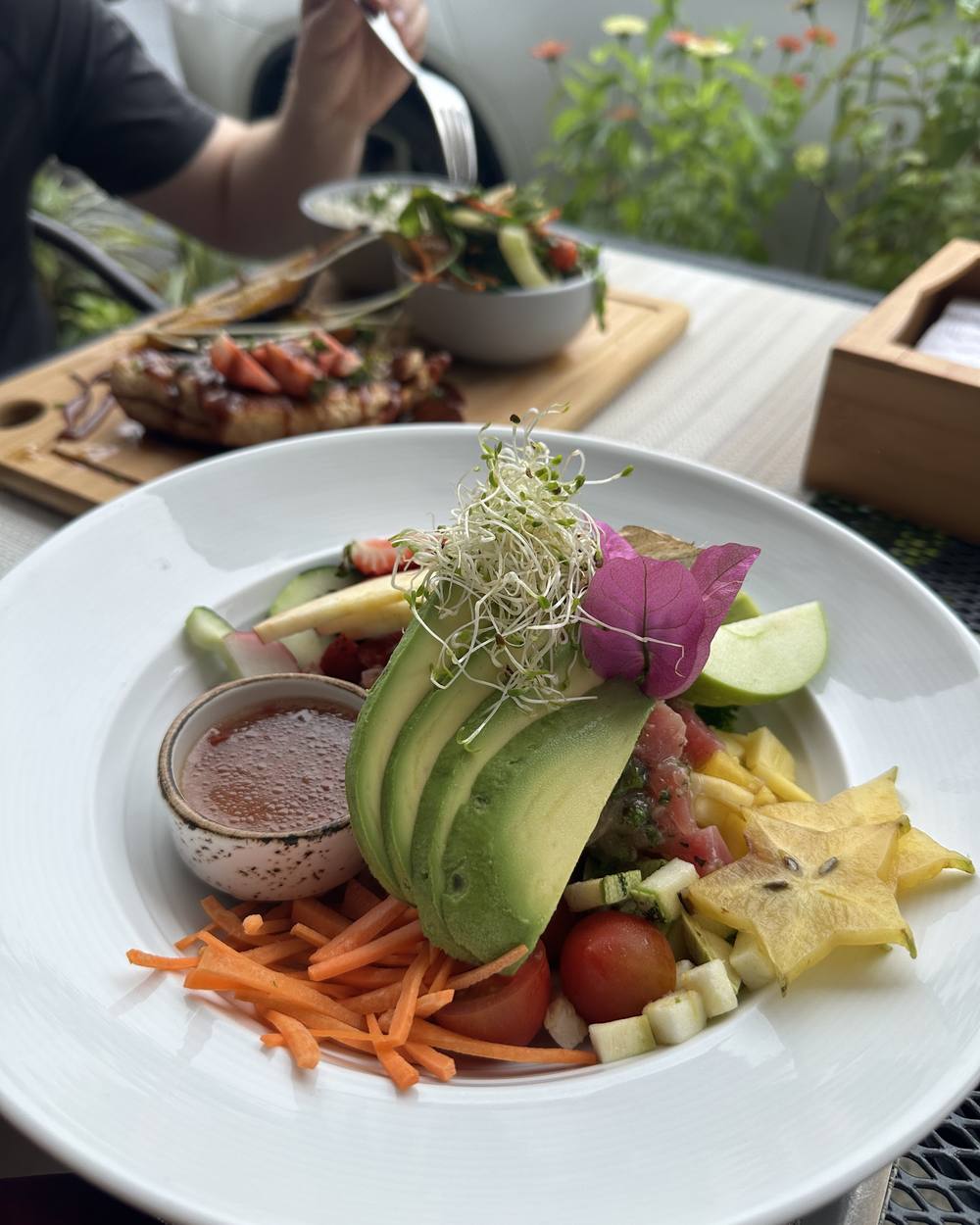 Bowl orgánico con aguacate, ceviche y carambola