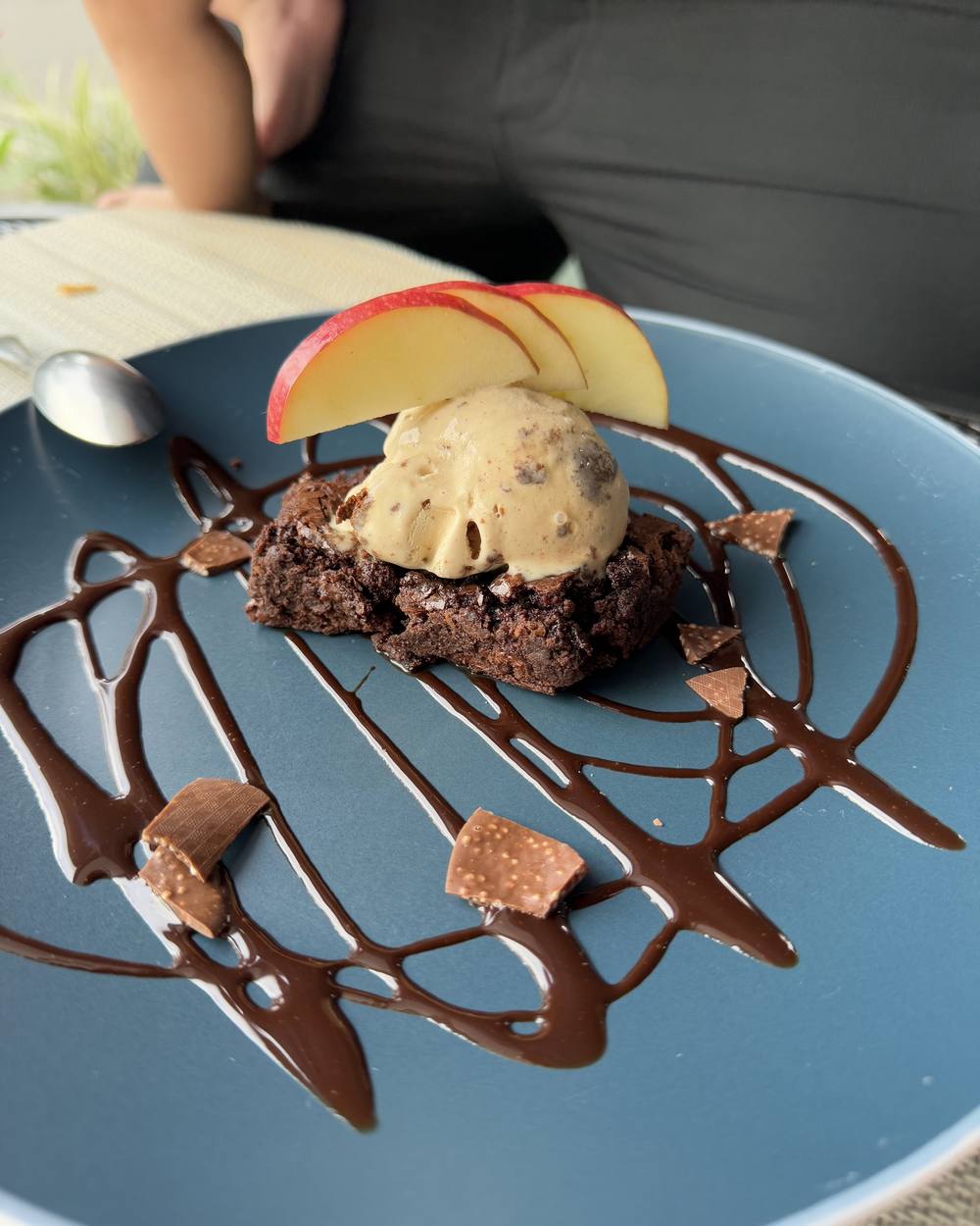 Postre con salsa de chocolate