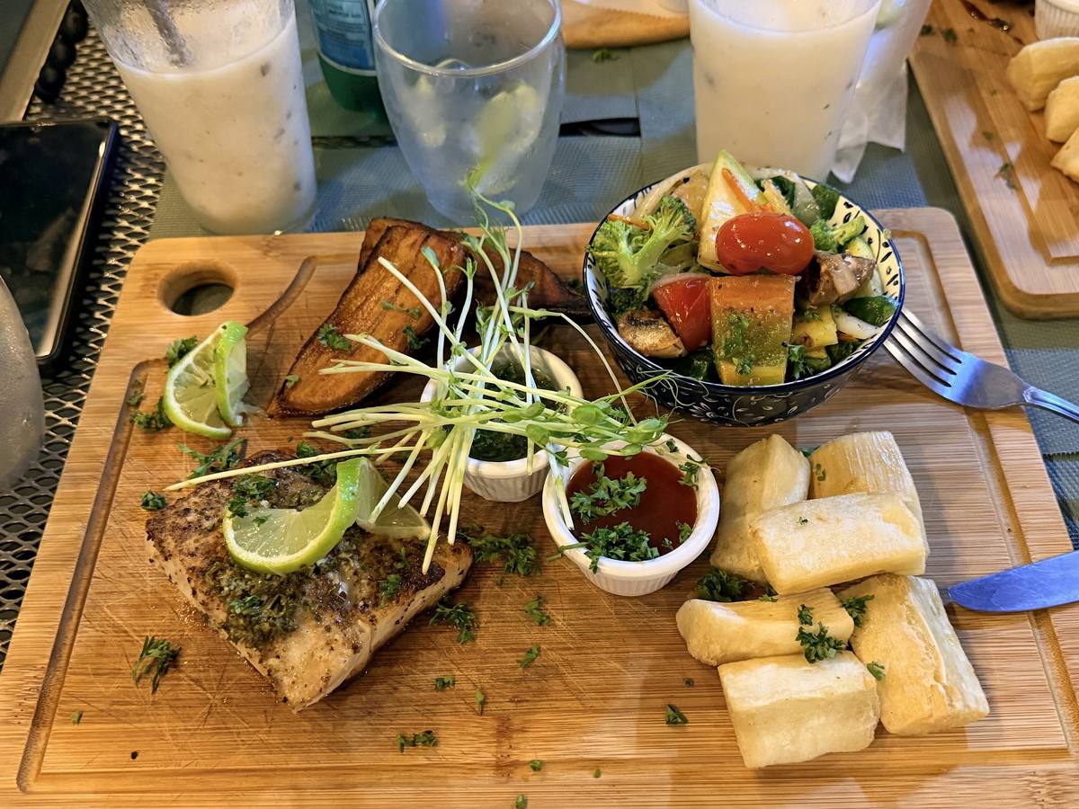 Pescado a la parrilla con yuca frita