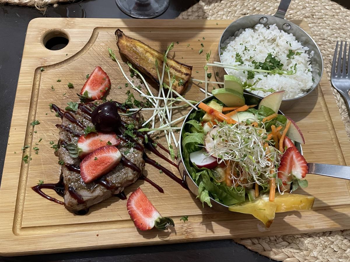 Corte de carne a la parrilla con chimichurri