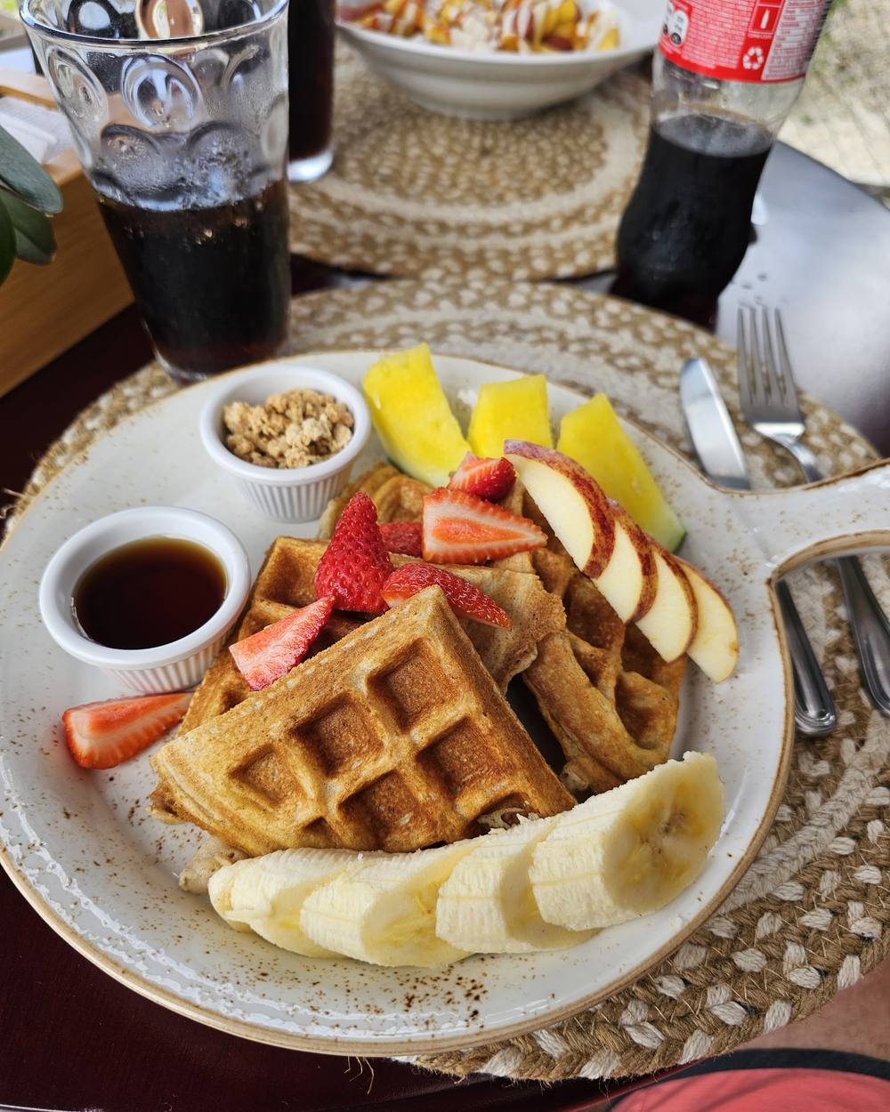 Waffles con banano, fresa, mango y sirope