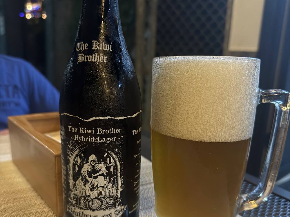 Cerveza artesanal servida en vaso