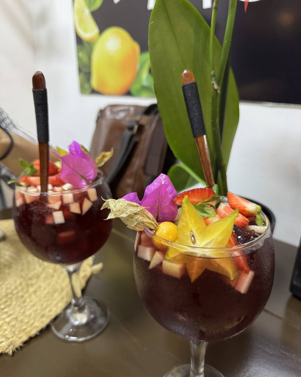 Sangría con carambola y fresas