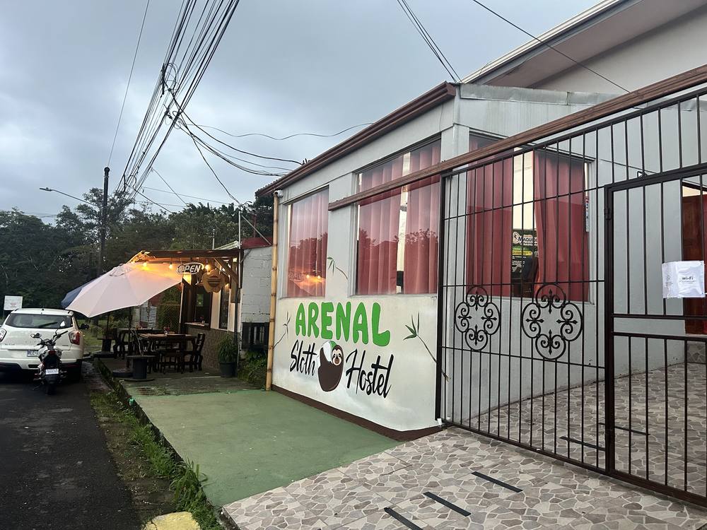 Fachada del restaurante Harmony Food, segundo ángulo